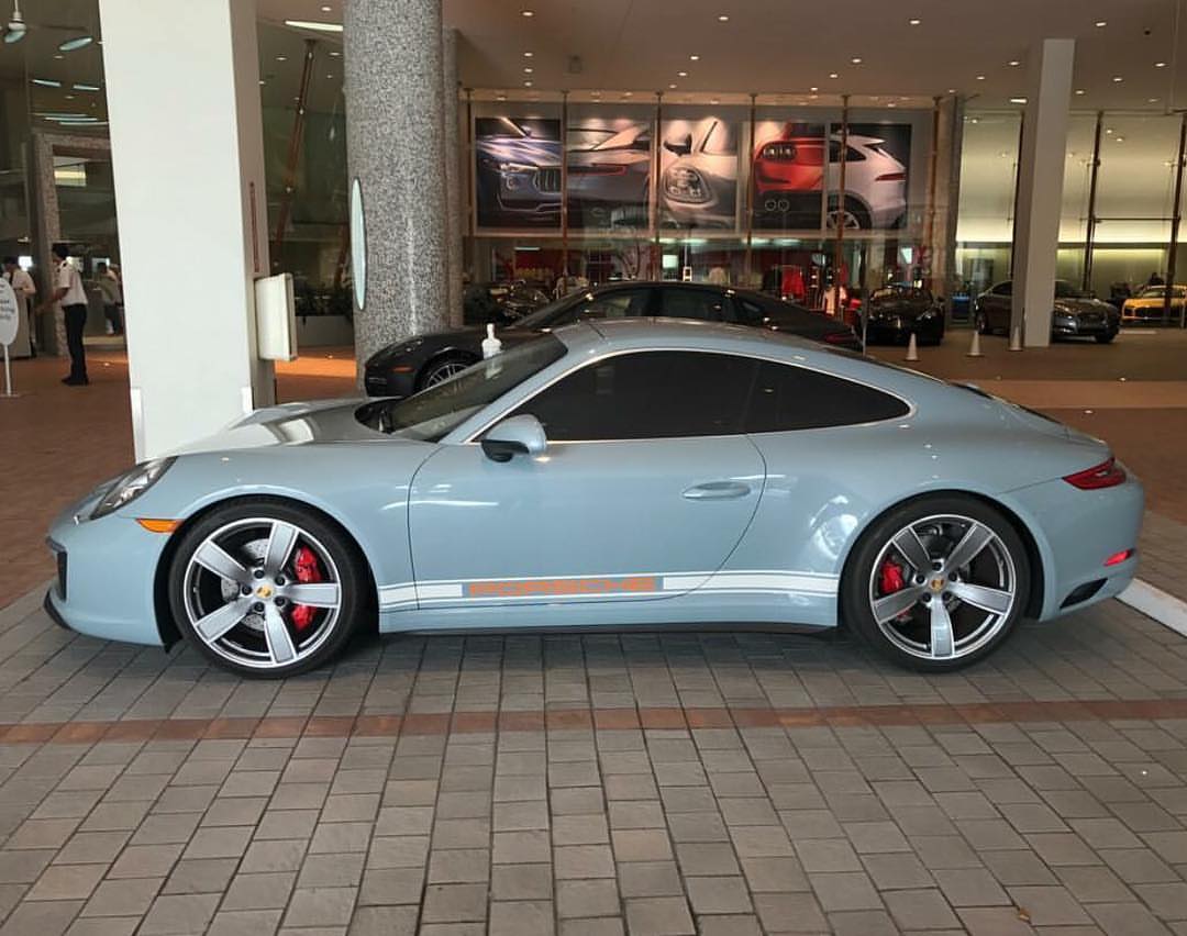 2022 Carrera 4S Porsche in Arrow Blue