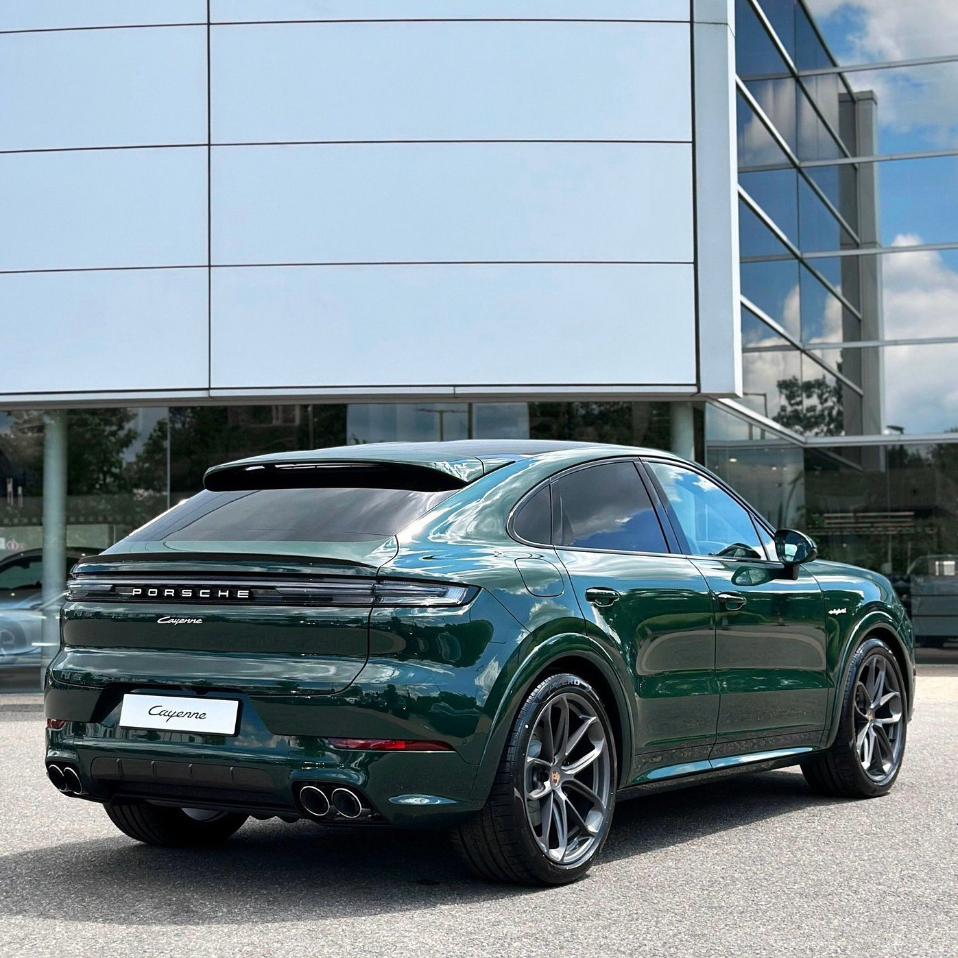 2025 Porsche Cayenne E-Hybrid Coupé in Goodwood Green Metallic