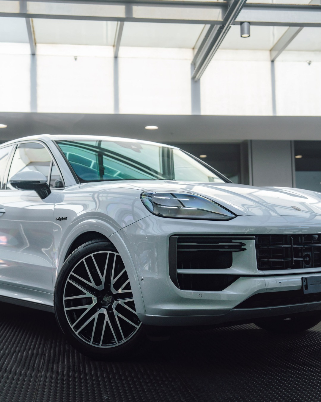 2025 Porsche Cayenne Turbo E-Hybrid in Suzuka Grey Metallic