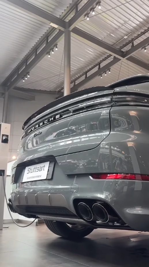 2025 Porsche Cayenne Turbo E-Hybrid in Nimbus Grey Metallic