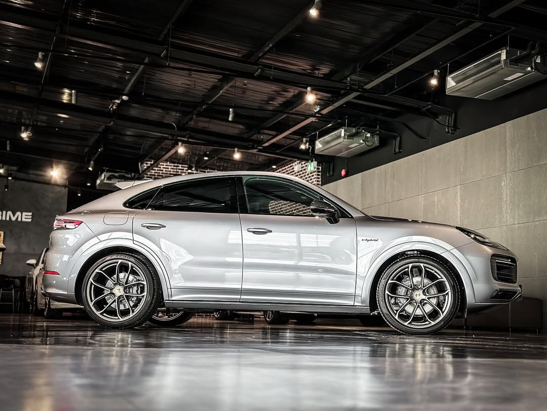 2023 Porsche Cayenne Coupe Platinum Edition Lightweight in Tornado Grey Metallic