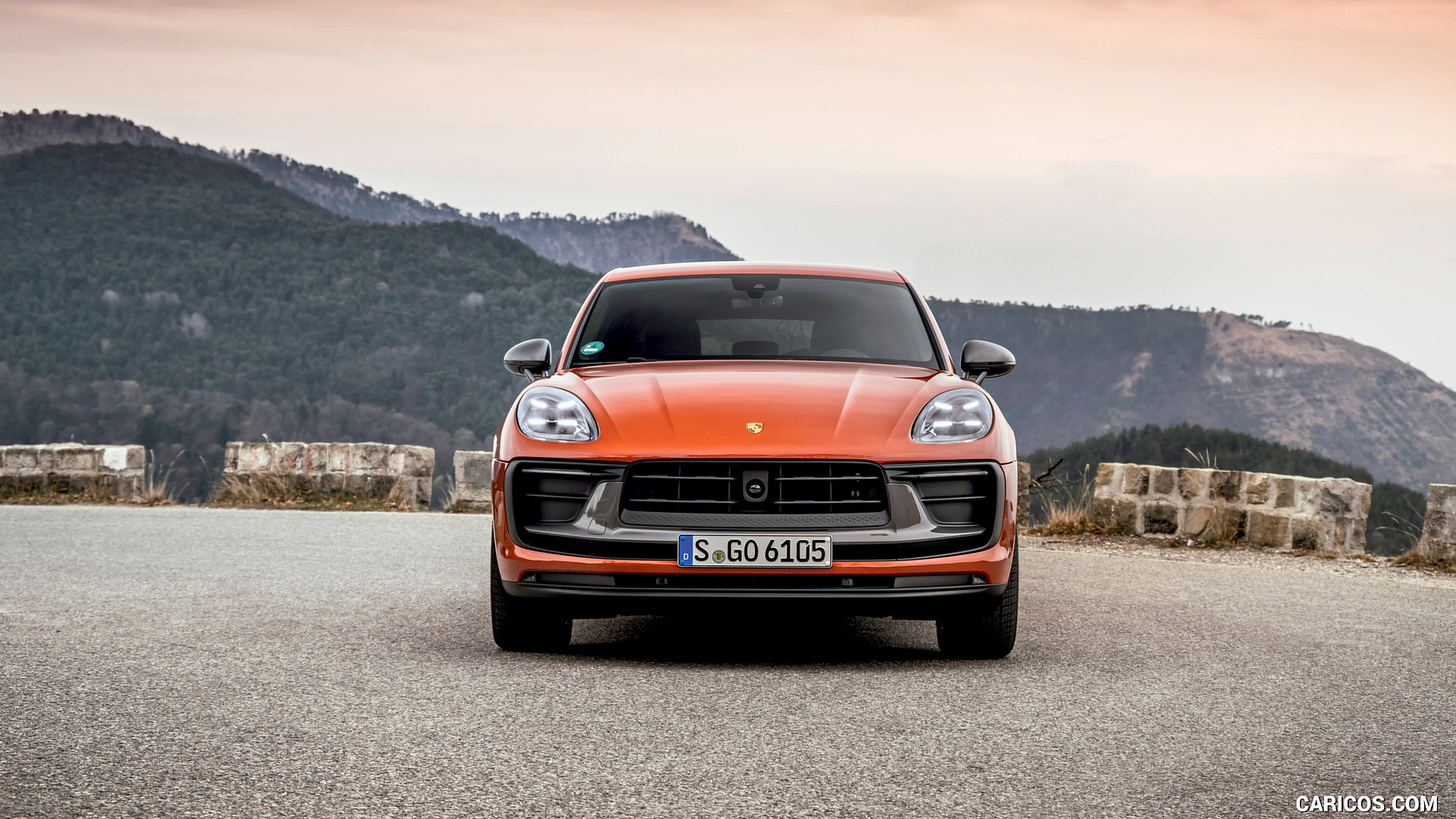 2023 Porsche Macan T in Papaya Metallic