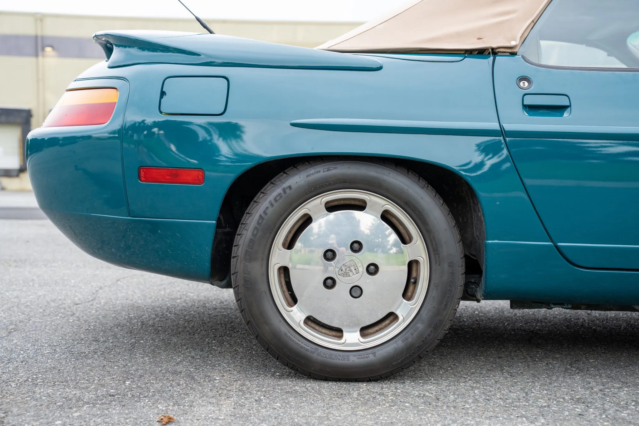 1989 Porsche 928 S4 Cabriolet in Murano Green