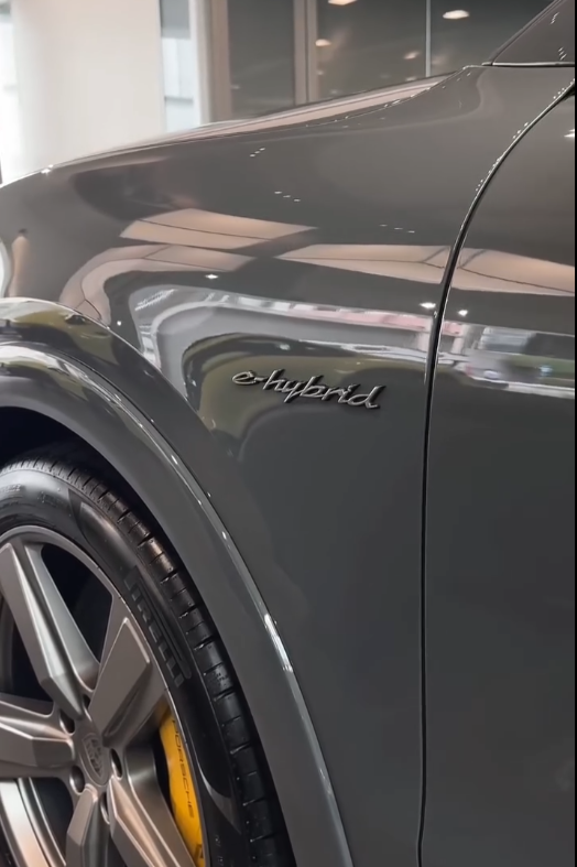 2025 Porsche Cayenne Turbo E-Hybrid in Nimbus Grey Metallic