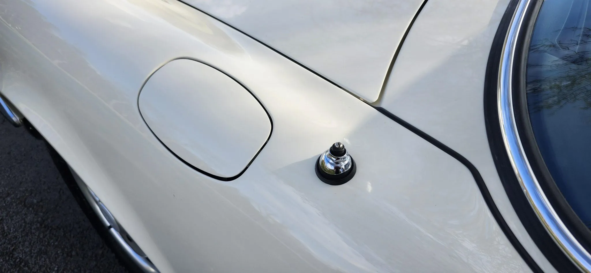 1970 Porsche 911E Coupe 5-Speed in Hellelfenbein