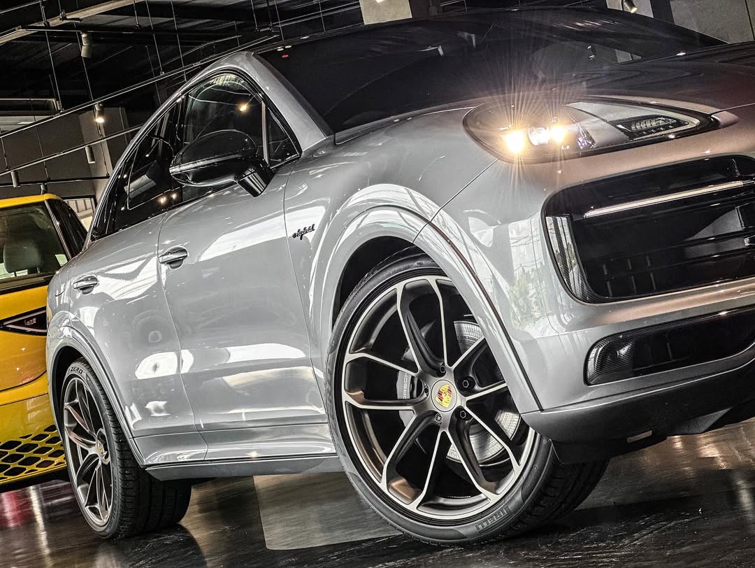 2023 Porsche Cayenne Coupe Platinum Edition Lightweight in Tornado Grey Metallic