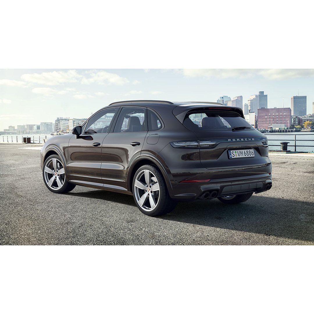 2022 Porsche Cayenne E-Hybrid Platinum Edition in Java Brown Metallic