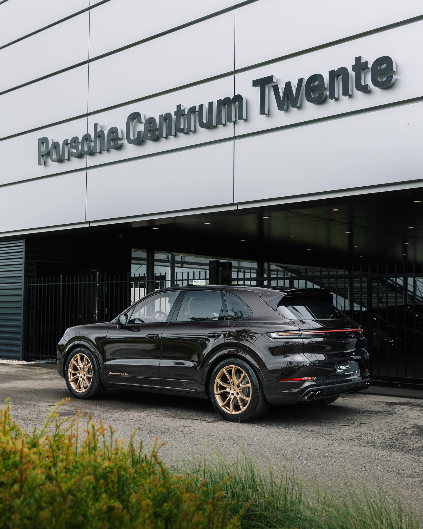 2024 Porsche Cayenne Turbo E-Hybrid in Cherry Black Metallic