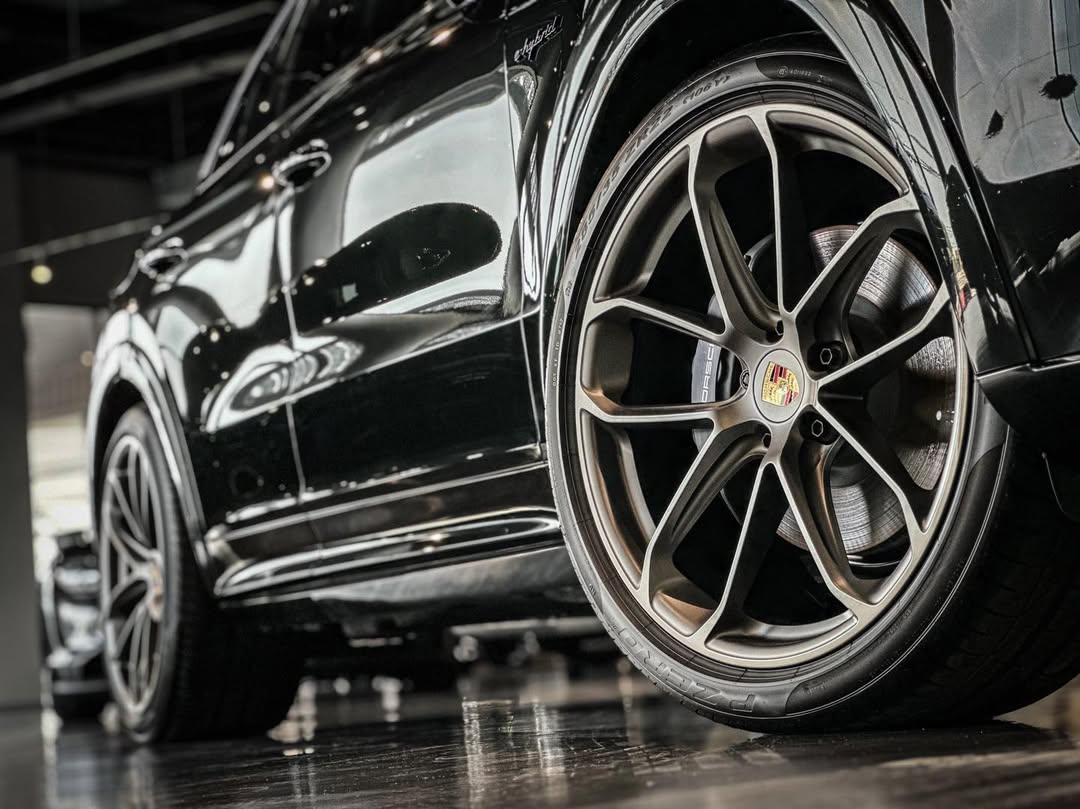 2023 Porsche Cayenne Platinum Edition Lightweight in Panther Black Metallic