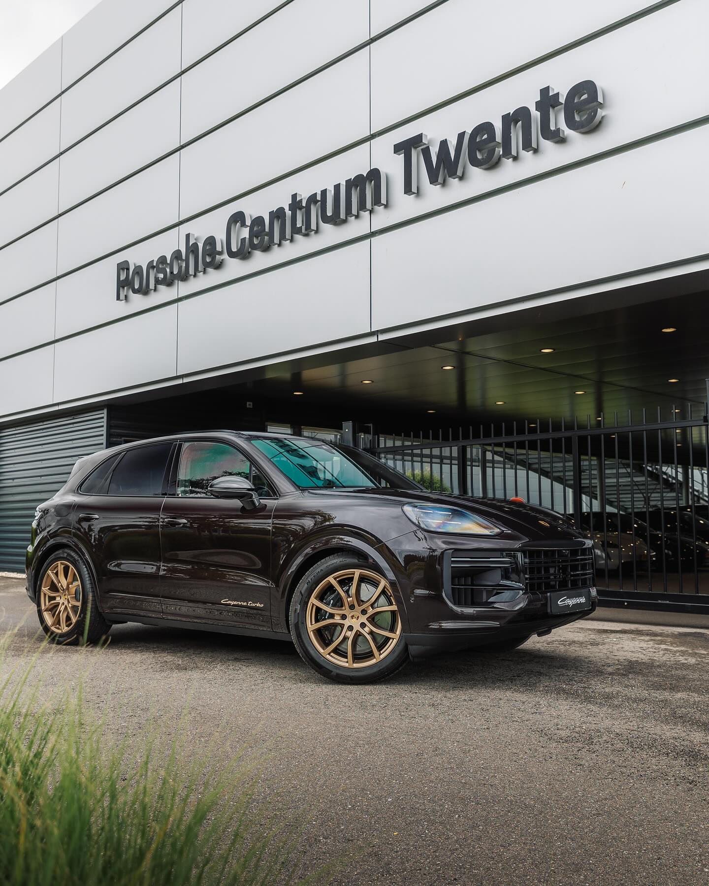 2024 Porsche Cayenne Turbo E-Hybrid in Cherry Black Metallic