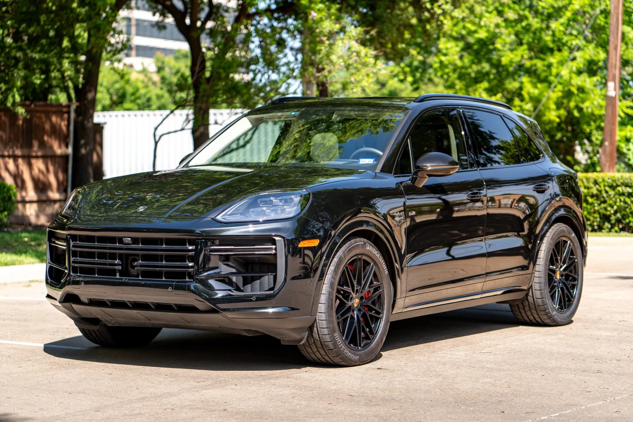 2025 Porsche Cayenne Turbo E-Hybrid in Chromite Black Metallic
